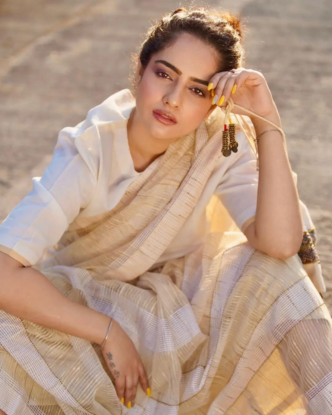 MALVI MALHOTRA STILLS IN WHITE SAREE SLEEVELESS BLOUSE